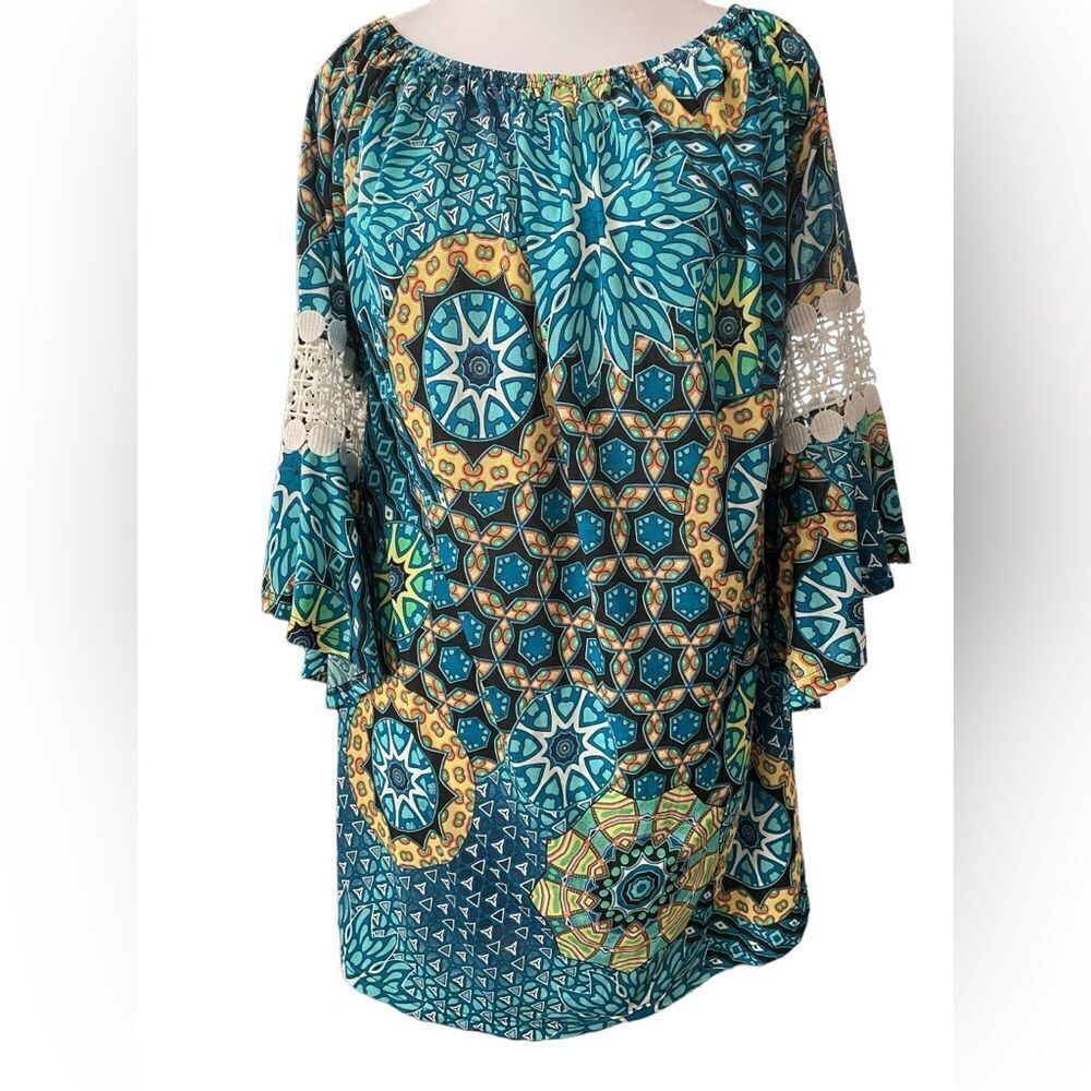 FLOWING TUNIC WITH LACE ENHANCED SLEEVES, L-XL